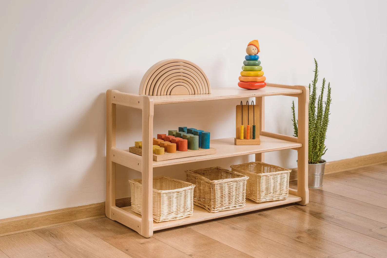 Niska półka Montessori z drewnianymi zabawkami dla dziecka